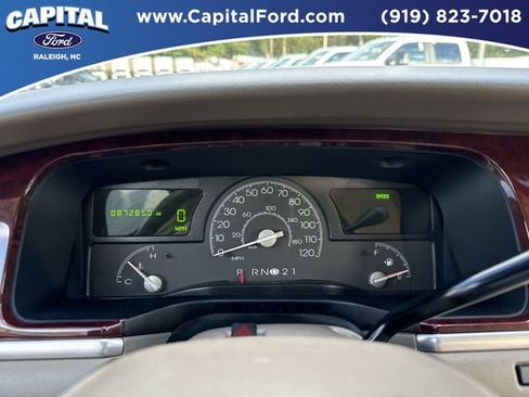 Used 2004 Lincoln Town Car Signature image 24