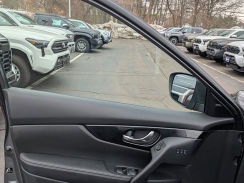 Used 2019 Nissan Rogue SL w/ Premium Package image 12