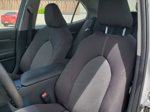 Used 2018 Toyota Camry LE image 9