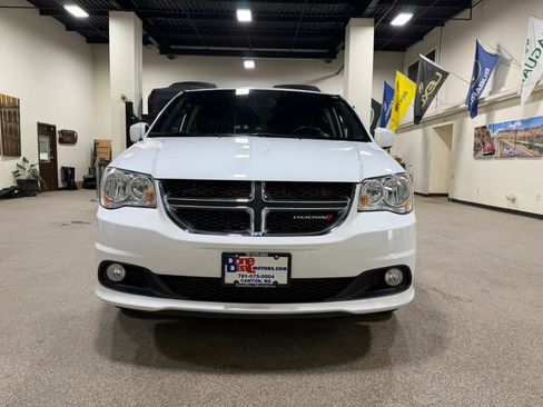 Used 2019 Dodge Grand Caravan SXT FWD image 3