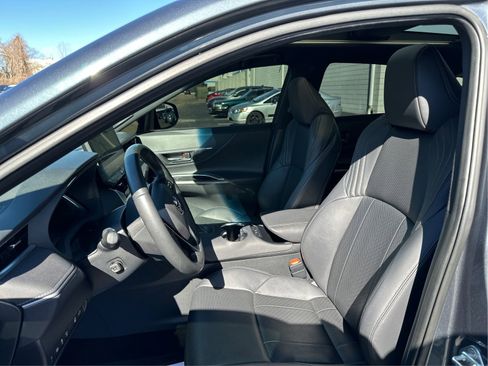 Used 2023 Toyota Venza Limited AWD/4WD image 9