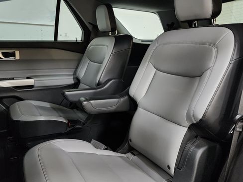 Used 2021 Ford Explorer XLT w/ XLT Sport Appearance Package AWD/4WD image 18