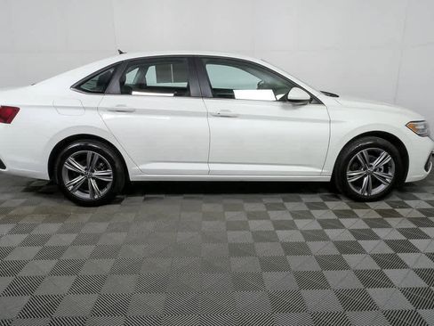 Used 2023 Volkswagen Jetta SE image 3