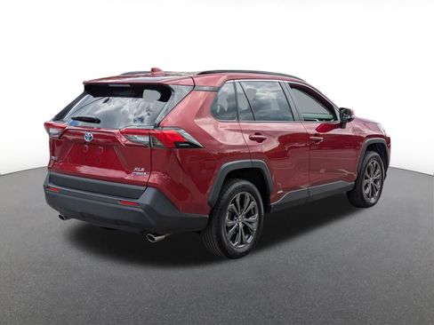 Used 2022 Toyota RAV4 XLE Premium image 3
