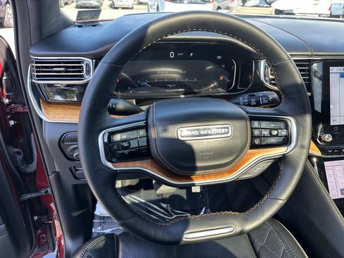 Used 2022 Jeep Grand Wagoneer Series III w/ Rear Seat Video Group 1 AWD/4WD image 17