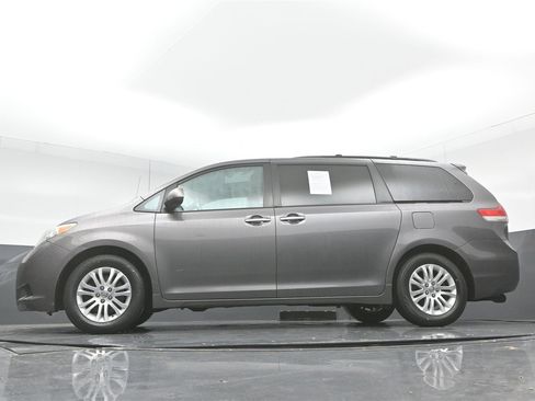 Used 2013 Toyota Sienna XLE image 24