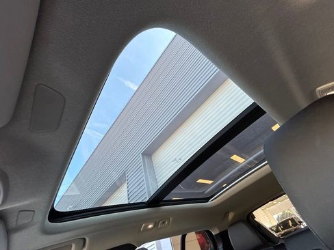 Used 2023 Volvo XC40 B5 Plus image 37