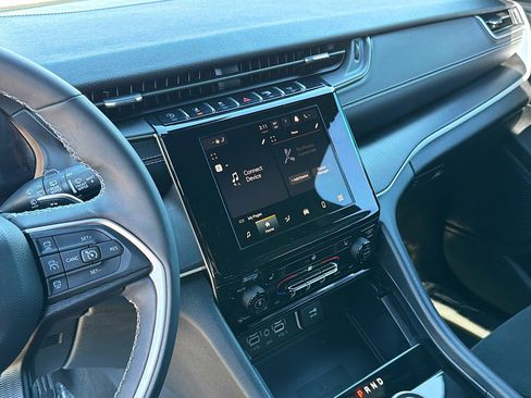 Used 2023 Jeep Grand Cherokee L Laredo image 27