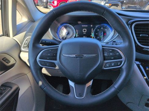 Certified 2023 Chrysler Pacifica Touring-L image 18