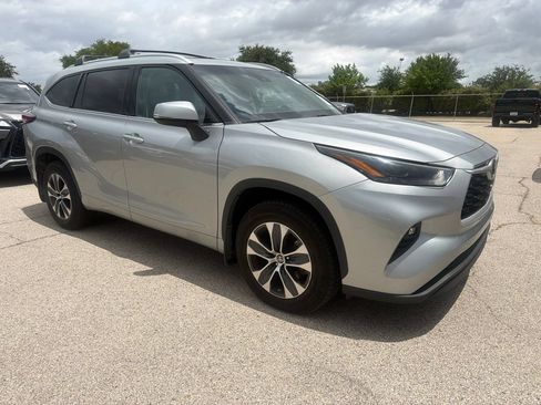 Used 2022 Toyota Highlander XLE AWD/4WD image 3