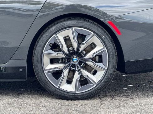 Certified 2023 BMW i7 xDrive60 AWD/4WD image 4