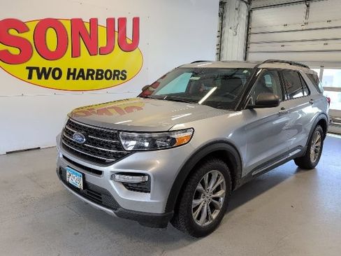 Certified 2021 Ford Explorer XLT w/ Equipment Group 202A AWD/4WD image 1