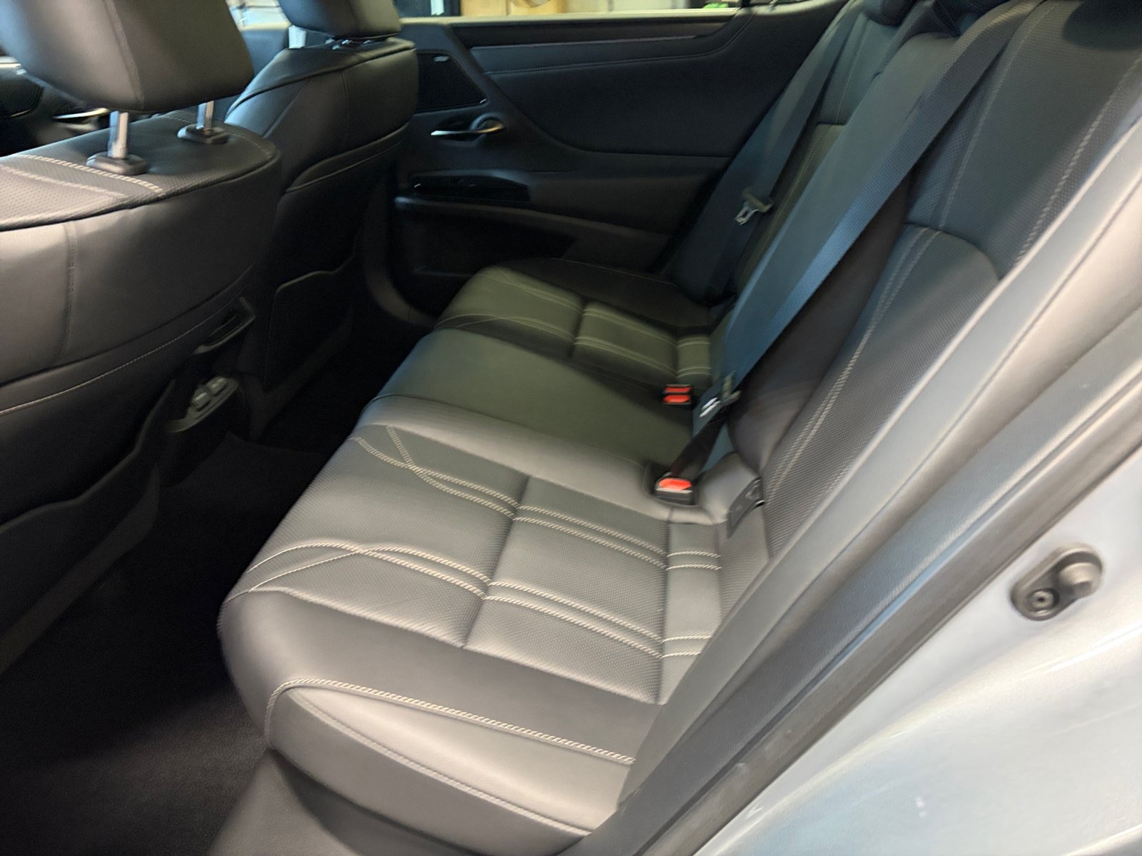 Used 2022 Lexus ES 300h w/ Accessory Package FWD image 17