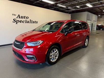 Used 2025 Chrysler Pacifica Select