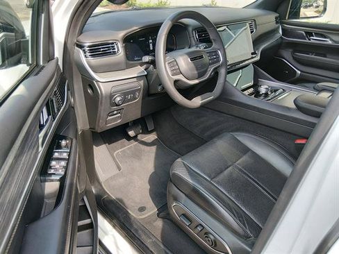 Certified 2024 Jeep Wagoneer Series II w/ Flexible Seating Group RWD image 9