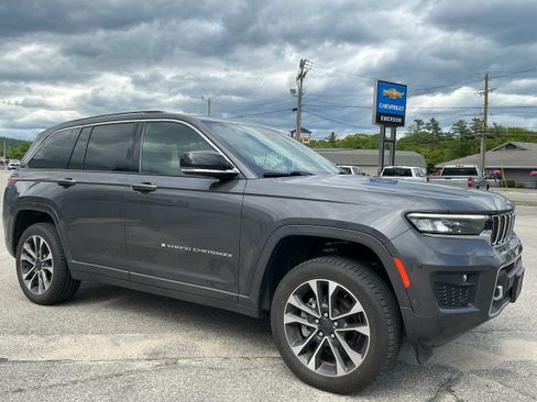 Used 2022 Jeep Grand Cherokee Overland w/ Luxury Tech Group IV AWD/4WD image 2