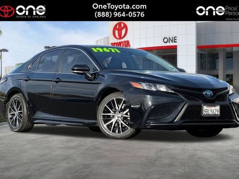 Used 2022 Toyota Camry SE image 1