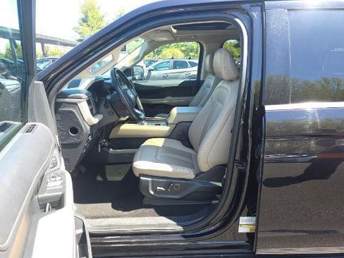 Used 2024 Ford Expedition Limited RWD image 3