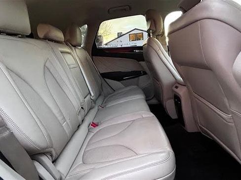 Used 2018 Lincoln MKC Select w/ Select Plus Package AWD/4WD image 18