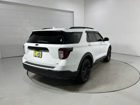 Used 2020 Ford Explorer XLT AWD/4WD image 36