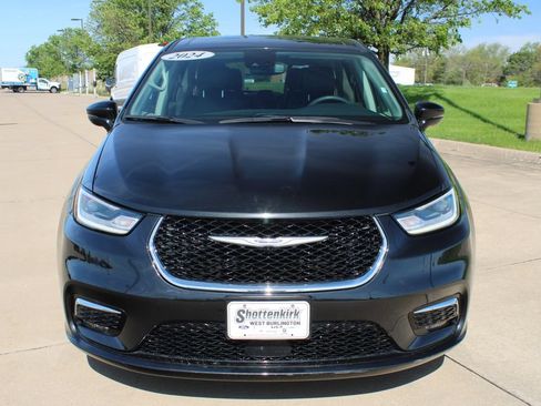 Used 2024 Chrysler Pacifica Limited FWD image 2