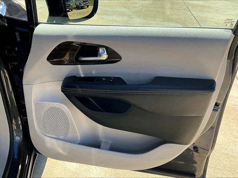 Used 2023 Chrysler Pacifica Limited FWD image 24