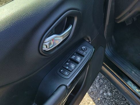 Used 2020 Jeep Cherokee Latitude Plus image 12