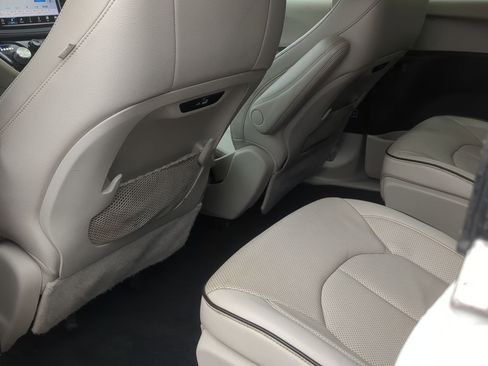 Used 2021 Chrysler Pacifica Touring-L FWD image 24