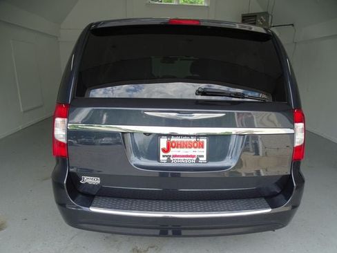 Used 2013 Chrysler Town & Country Touring FWD image 19