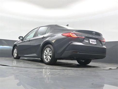 Used 2025 Toyota Camry LE image 42