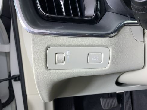 Used 2019 Volvo XC60 T5 Momentum w/ Premium Package image 16