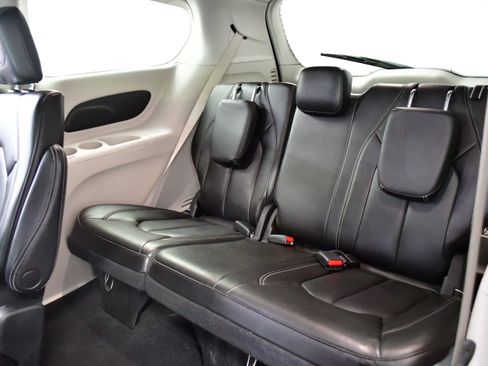Used 2023 Chrysler Pacifica Touring-L FWD image 13