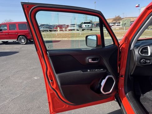 Used 2020 Jeep Renegade Latitude w/ Cold Weather Group image 9