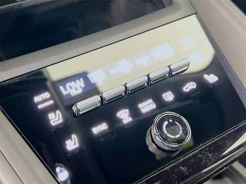 New 2025 Porsche Macan 4 Electric image 18