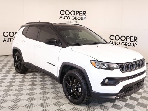 Used 2024 Jeep Compass Latitude w/ Altitude Special Edition AWD/4WD image 1