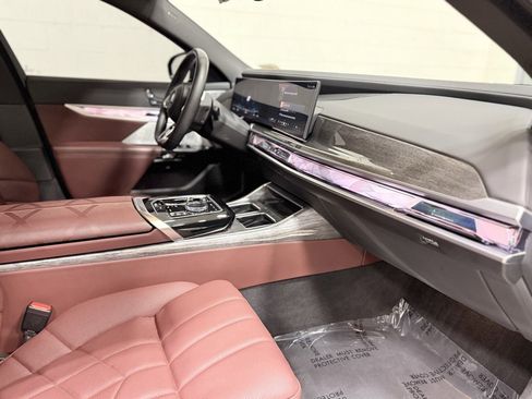 Used 2024 BMW i7 xDrive60 image 46