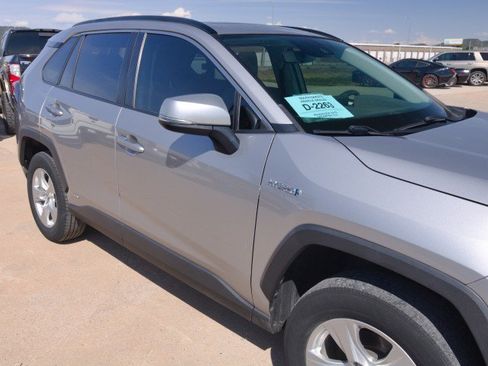 Used 2021 Toyota RAV4 XLE w/ Convenience Package AWD/4WD image 10
