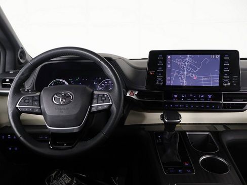 Used 2022 Toyota Sienna Limited image 35
