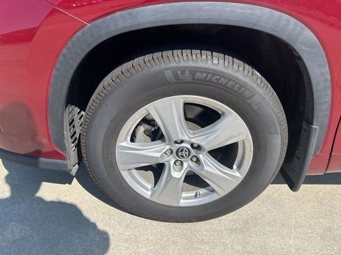 Used 2022 Toyota Highlander LE AWD/4WD image 2