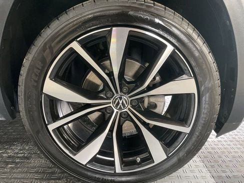 Used 2024 Volkswagen Atlas SEL Premium R-Line image 2