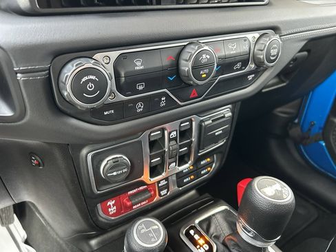 Used 2025 Jeep Wrangler Unlimited Rubicon AWD/4WD image 23