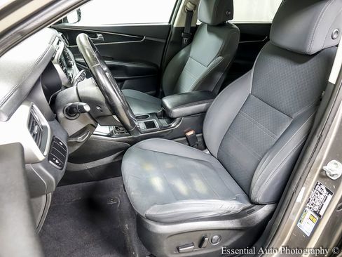 Used 2017 Kia Sorento LX w/ LX Convenience Package image 9