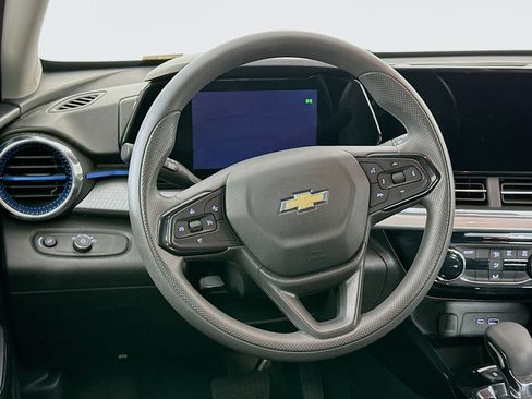Used 2025 Chevrolet Trax LT FWD image 17
