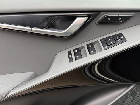 Used 2023 Kia Niro SX image 11