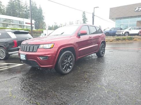 Used 2020 Jeep Grand Cherokee Altitude image 3