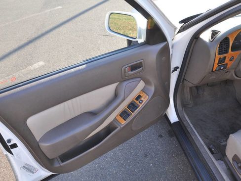 Used 1996 Toyota Camry LE FWD image 25