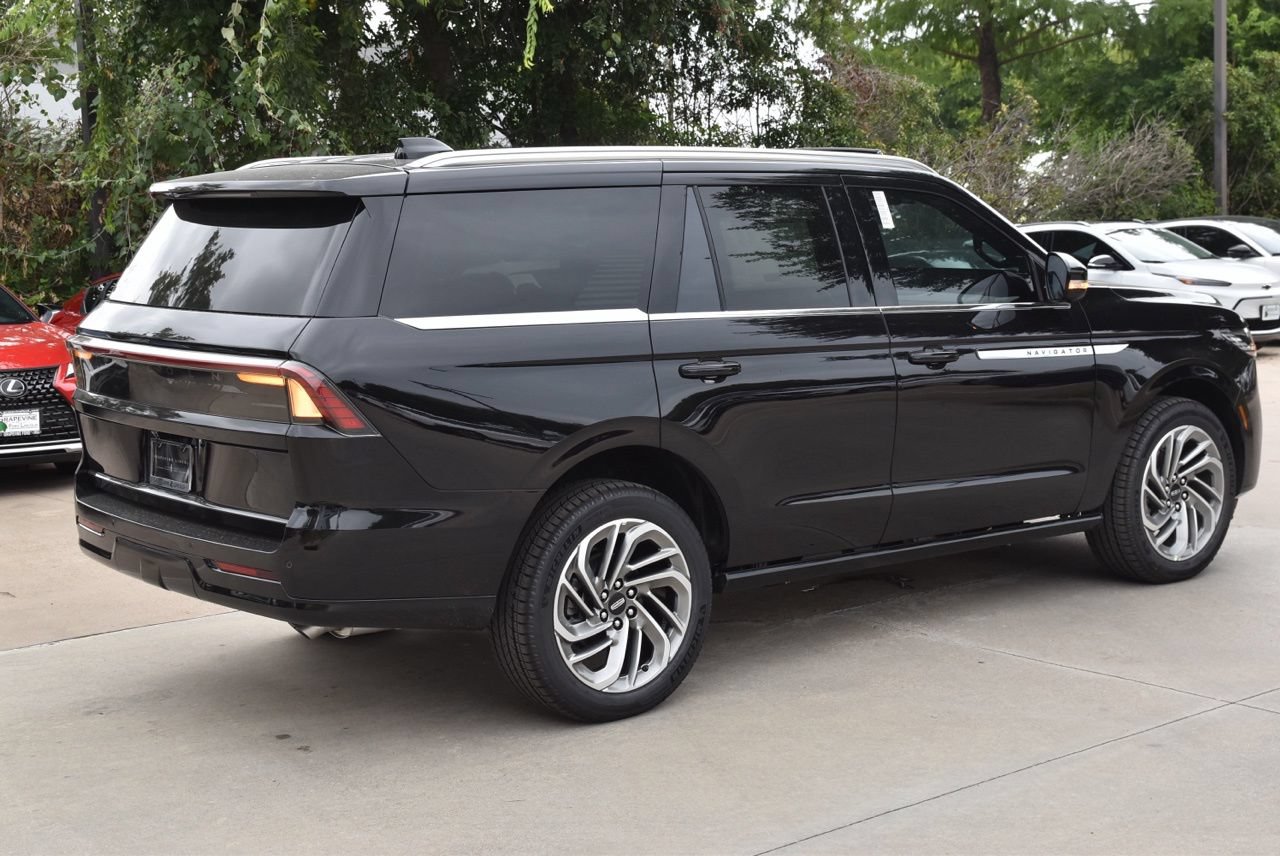 New 2027 Lincoln Navigator Reserve AWD/4WD image 6