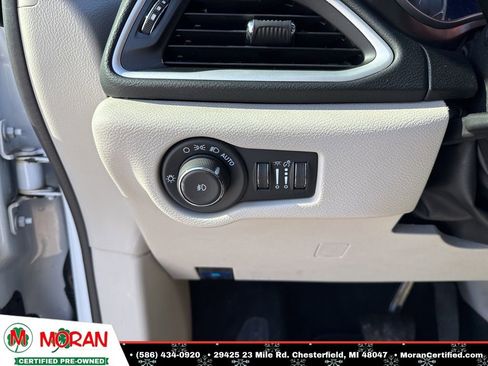 Used 2024 Chrysler Pacifica Touring-L image 16