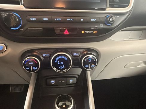 Used 2025 Hyundai Venue SEL FWD image 25