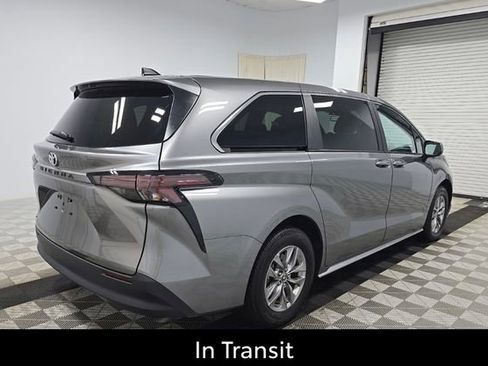 Used 2026 Toyota Sienna LE FWD image 3